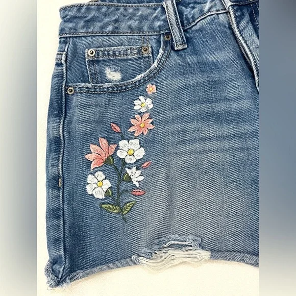 Time and True Women’s Blue Jean Shorts with Floral Embroidery Size 4 - Picture 5 of 16